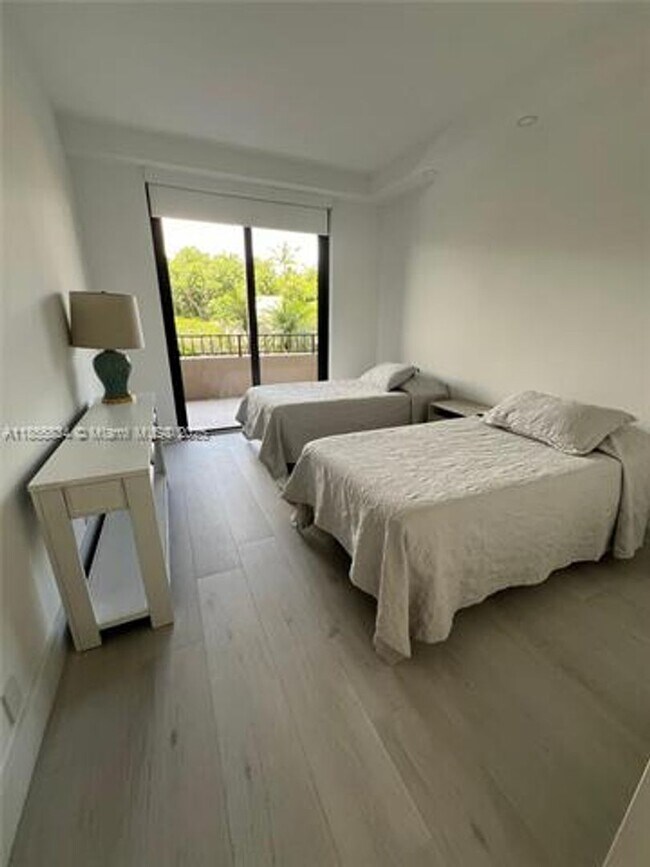 Building Photo - 251 Crandon Blvd