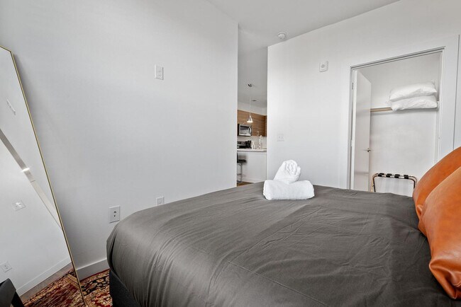 Building Photo - 2425 E Riverside Dr