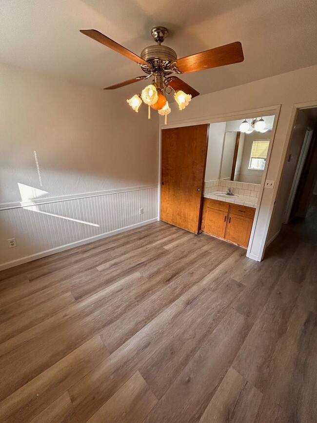 Building Photo - Cute Condo for Rent in Visalia!