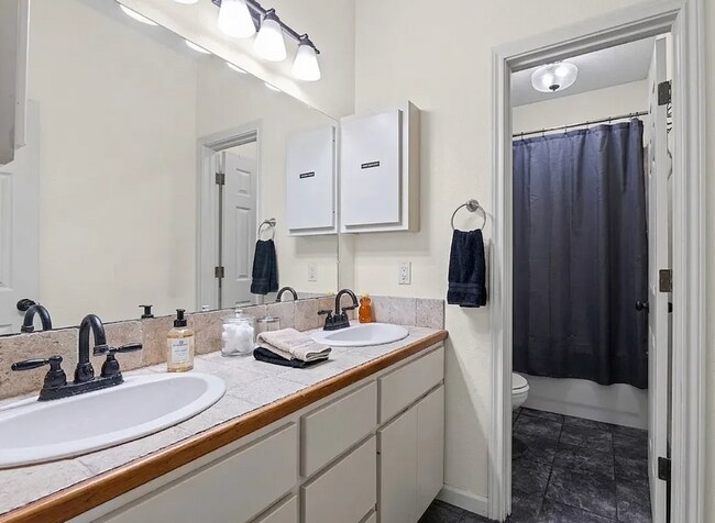 Building Photo - 7 bedroom home 2 min walk from Campus