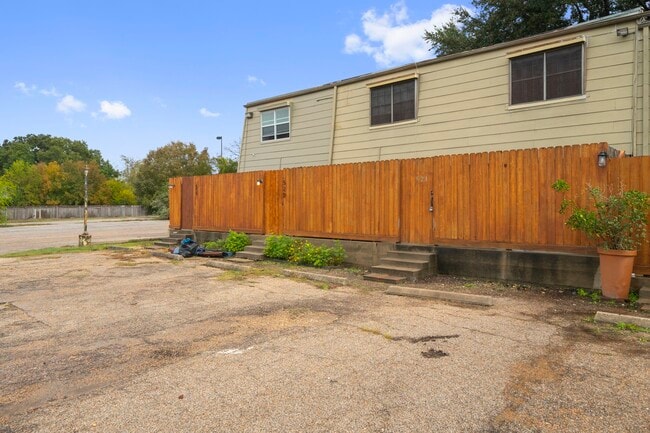 Building Photo - 11550 Chimney Rock Rd