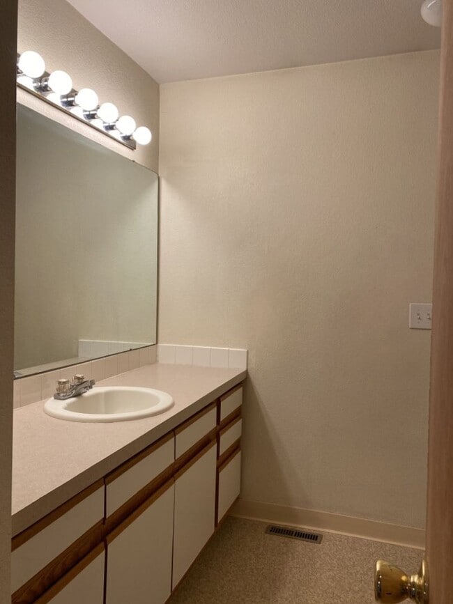 Building Photo - STUDENTS WELCOME! Single-Family Home Walking Distance to CSU!