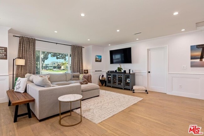 Building Photo - 6700 W 85th Pl