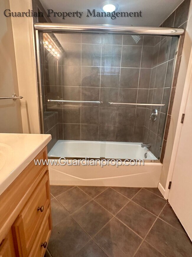 Building Photo - Richfield Single Family Home, Fenced Yard,...