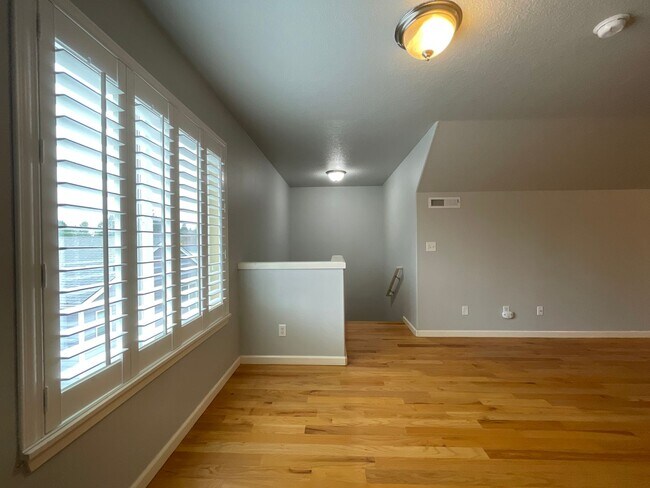 Building Photo - 3 Bedroom 2.5 Bathroom House with Bonus Room ~ Garage, A/C, includes Washer and Dryer ~ Close to ...