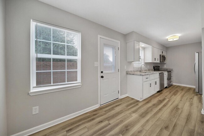 Building Photo - Lovely 3 Bed 2.5 Bath Home!