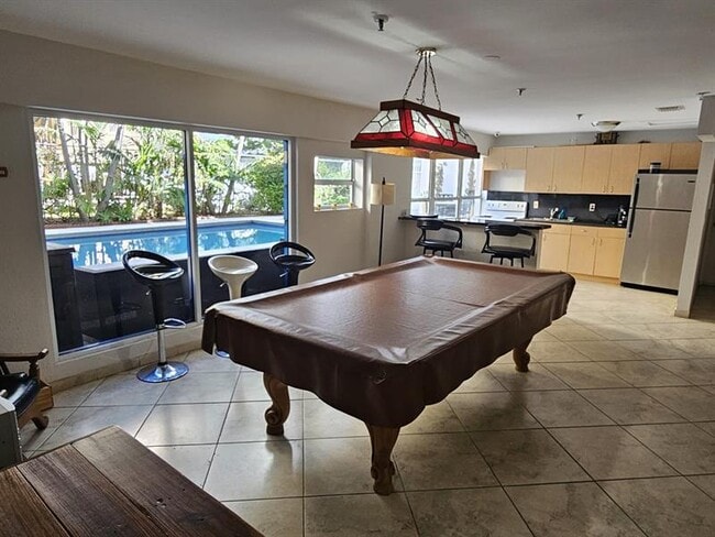 Building Photo - 677 NE 24th St