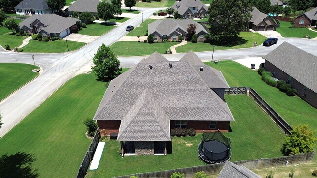 Building Photo - Beautiful 5-bed/3-bath home with covered patio
