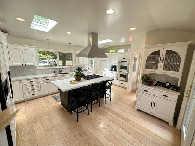 Building Photo - 4 Bed 4.5 Bath, Beautiful Home With Pool A...