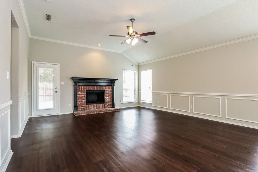 Building Photo - 2844 Claremont Dr