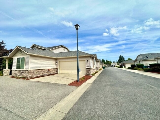 Building Photo - Cute little gated community 3 bed 2.5 bath...