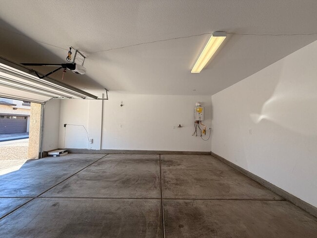 Building Photo - 3 BED 2.5 BATH 2 CAR GARAGE TOWNHOUSE WITH LOFT, COMMUNITY POOL & PARK!