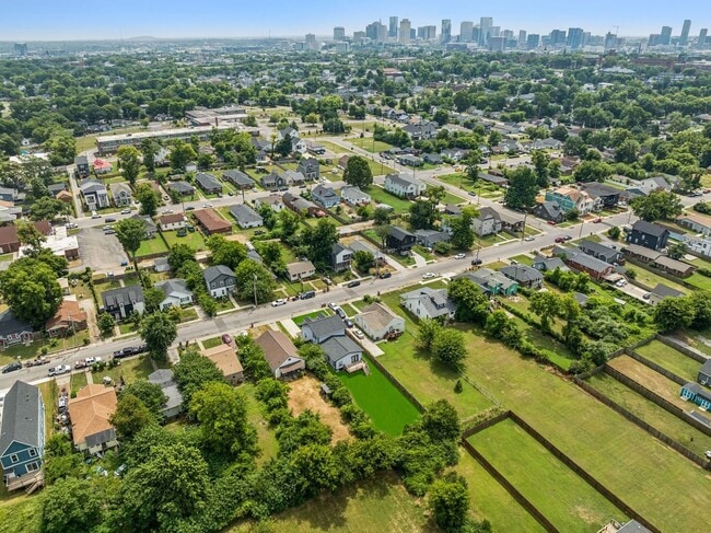 Building Photo - Beautifully Remodeled Home Just Minutes From Downtown Nashville