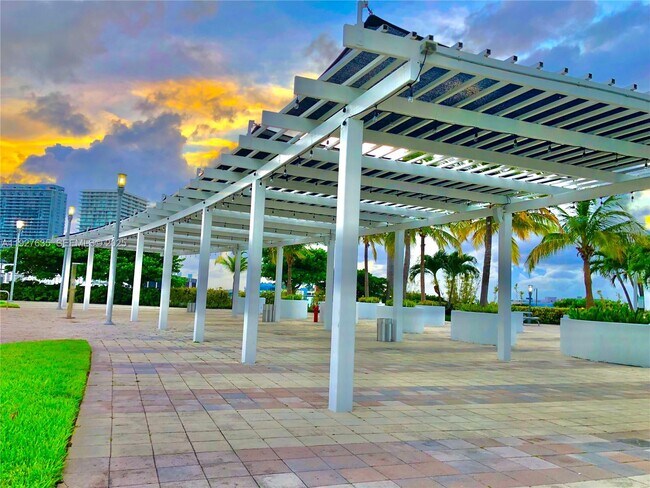 Building Photo - 601 NE 36th St