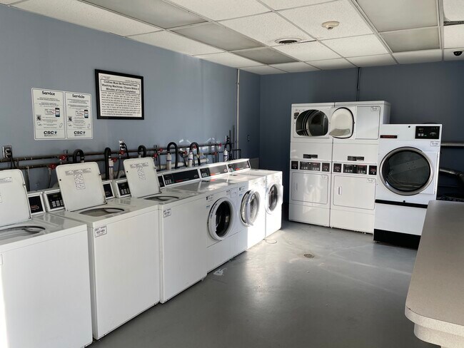 Building Photo - 1750 N Marywood Ave