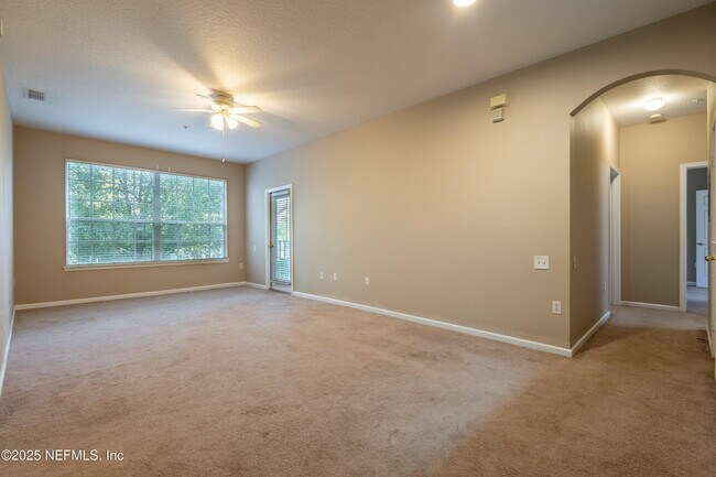 Building Photo - 10550 Baymeadows Rd
