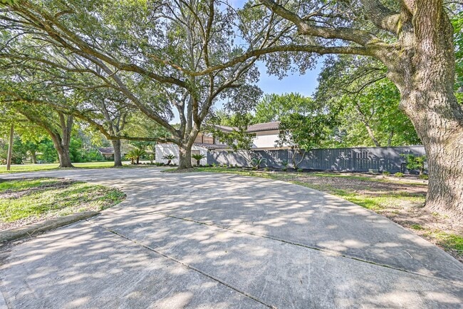 Building Photo - 1207 Thomas Dr