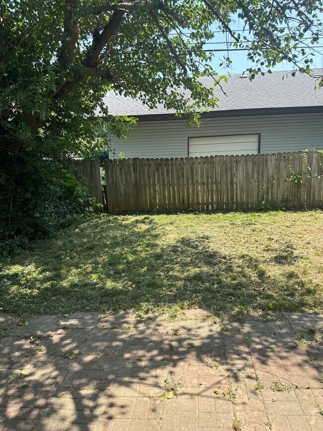 Building Photo - Charming 2-Bedroom, 1-Bathroom Home with Fenced Backyard & Detached Garage!