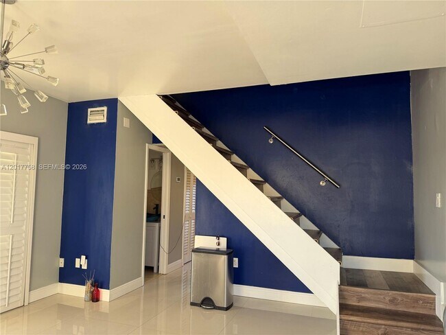 Building Photo - 421 Swallow Dr