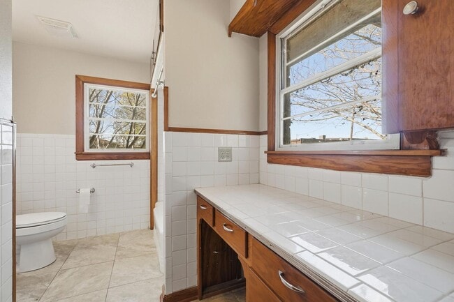 Building Photo - 134 Meander St