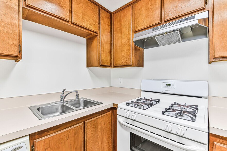 Building Photo - 1075 Loma Ave