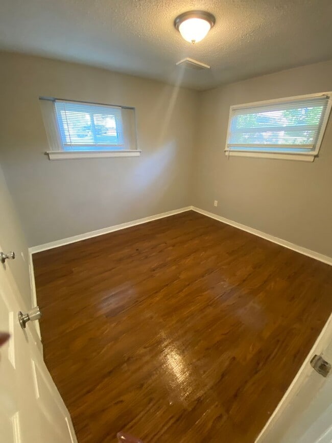 Building Photo - Cute 3 Bedroom 1 Bathroom