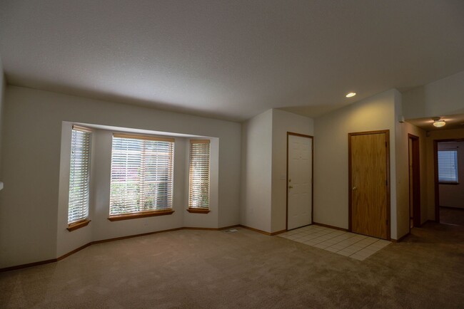 Building Photo - Welcome to the spacious one-level home in ...