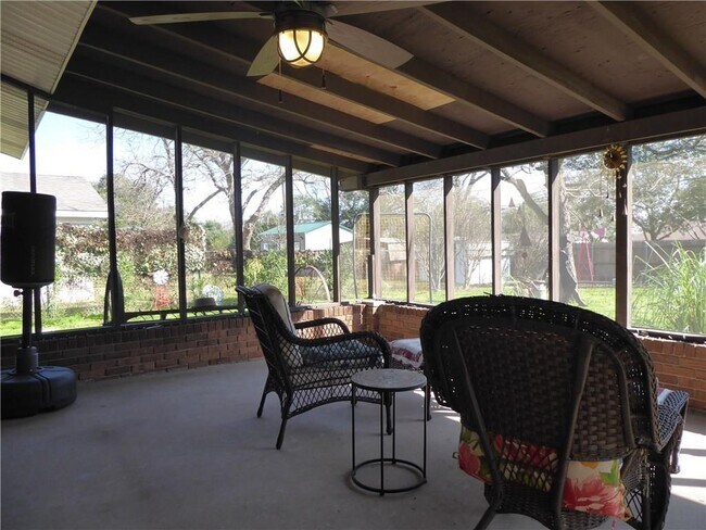 Building Photo - 11511 N Oaks Dr