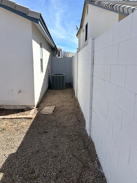Building Photo - 15822 N 5th Ave