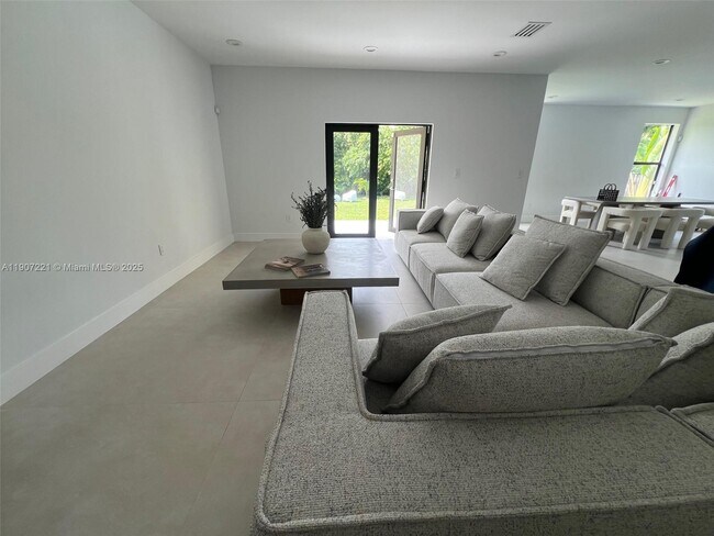 Building Photo - 12790 SW 91 Ave