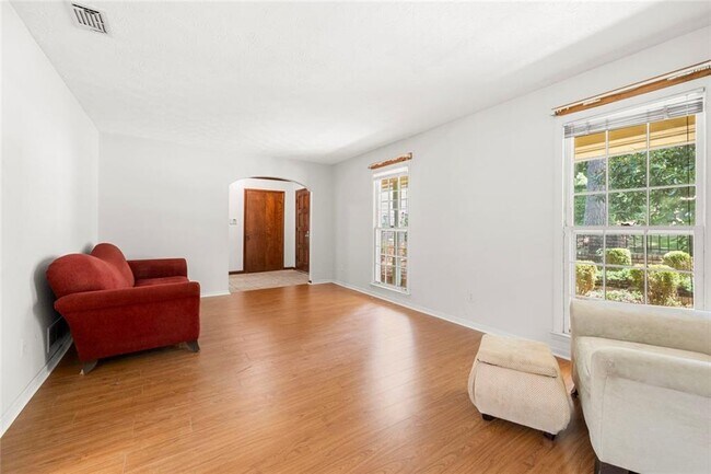 Building Photo - 4000 Pinehurst Pl