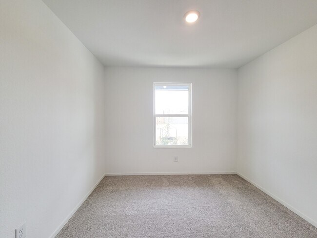 Building Photo - 15675 Plum Brk Dr