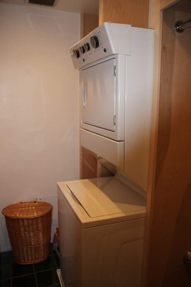 washer-dryer - 1741 Coldwater Canyon Dr