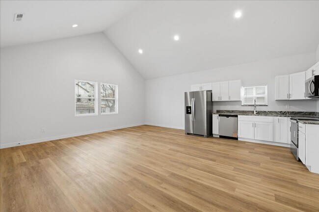 Building Photo - 44 E Parkview Ave