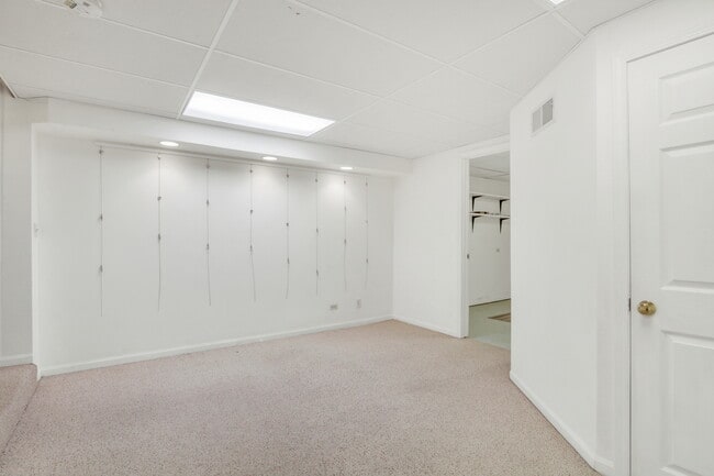 Building Photo - 1000 Cumberland Ln