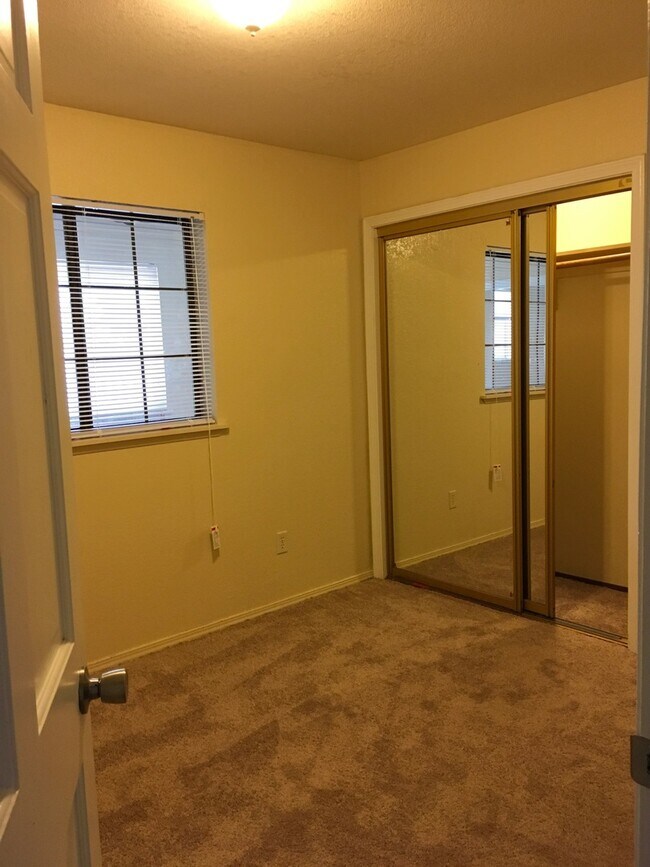 Building Photo - Convenient Location 3Br and 2Ba