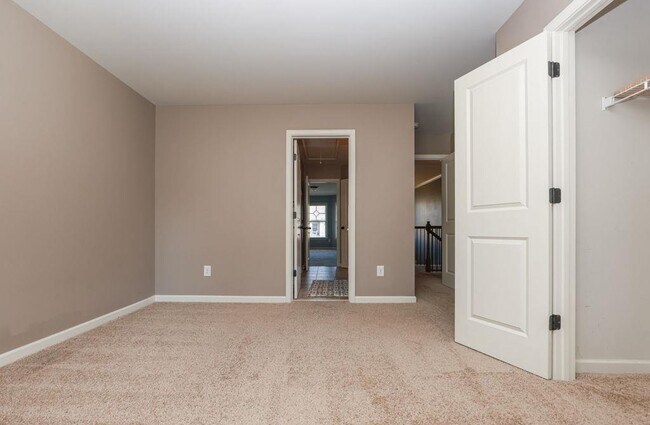Building Photo - 4669 Sierra Creek Dr NE