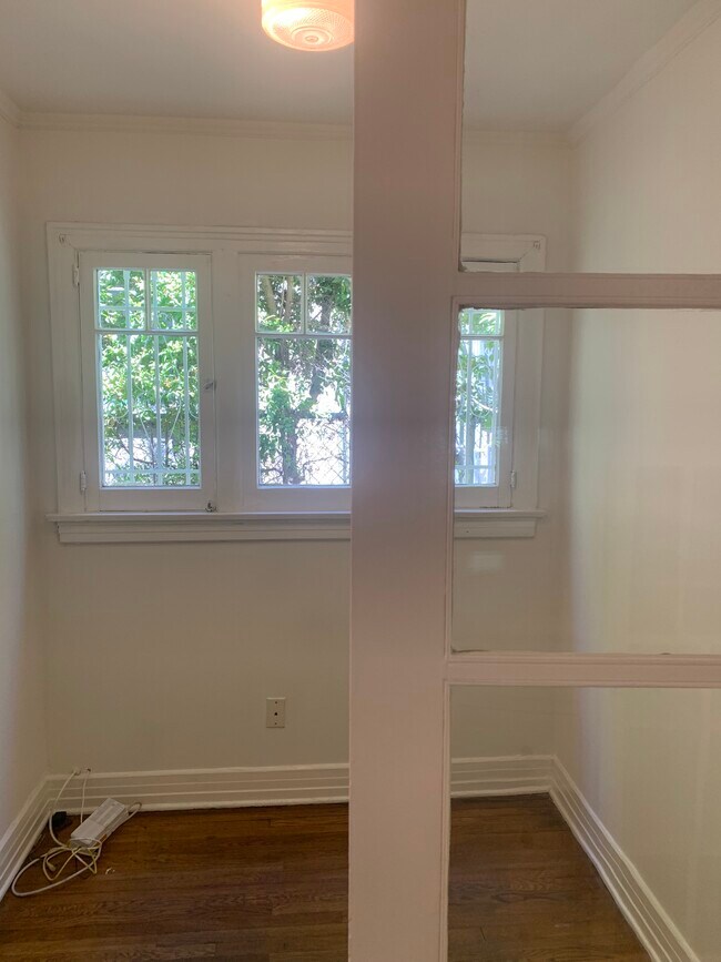Building Photo - 1010 Havenhurst Dr