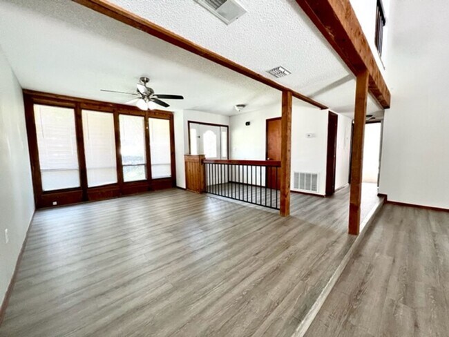 Building Photo - MOVE IN NOW! 4x3 Screened in pool home!!! ...