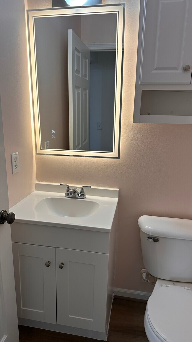 1/5 bathroom 1st floor - 1510 Devon Ln