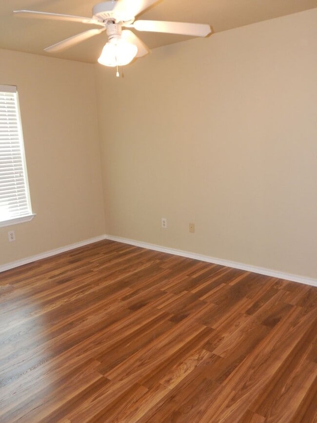 Building Photo - South Tyler - Handsome 3 Bedroom, 2 Bath H...