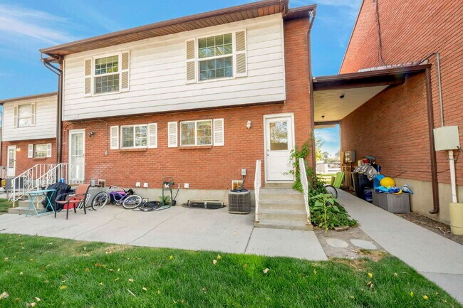 Building Photo - Convenient Sandy Townhome with 3 BD & 2 BA