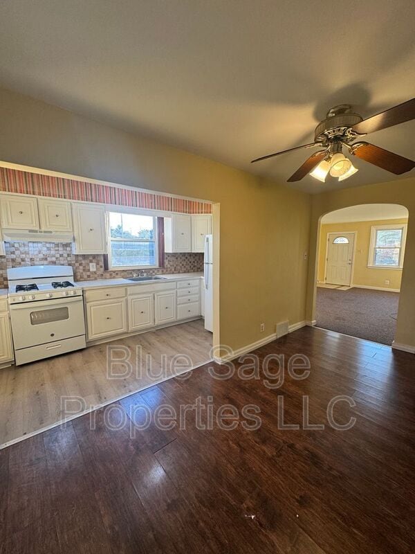 Building Photo - 1500 Llanwellyn Ave