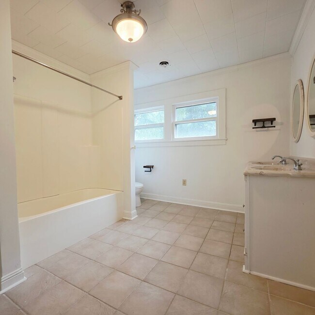 Building Photo - 3 Bed 2 Bath Move in now!
