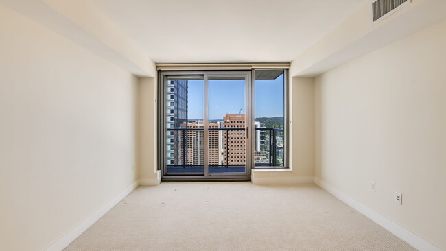 Building Photo - 650 Bellevue Way NE