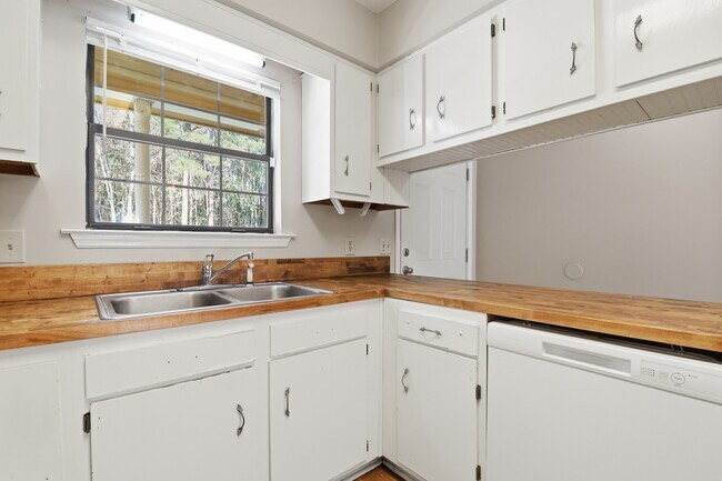 Building Photo - Ash St Ex