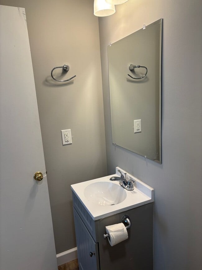 Building Photo - Cozy 2 Bedroom and 2 Baths