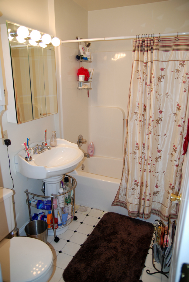 Full Bath - 1736 Ferndale Ave