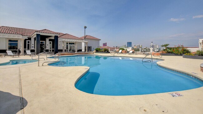 Building Photo - 818 E Flamingo Rd