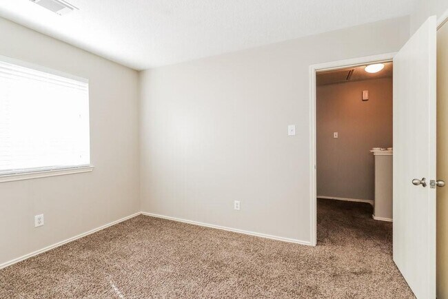 Building Photo - 33322 Cottonwood Bend